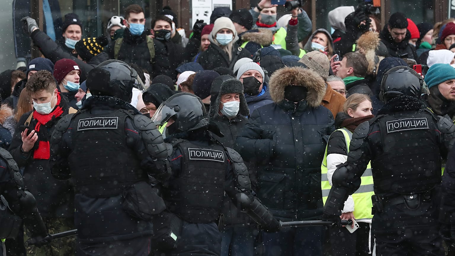 Тысячи задержанных при разгоне акций протеста в России
