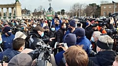 Az üzletek kinyitásáért szervezett tüntetés résztvevőit igazoltatják rendőrök a Hősök terén