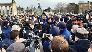 Az üzletek kinyitásáért szervezett tüntetés résztvevőit igazoltatják rendőrök a Hősök terén