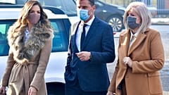 A Bosnyák-Horvát Föderáció miniszterelnöke, Fadil Novalić, ügyvédei kíséretében a bíróság előtt. 
