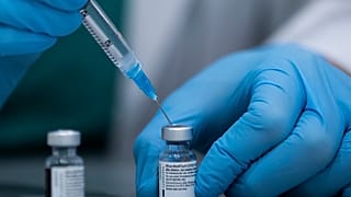 İsrail'de bir sağlık çalışanı, Sheba Tel Hashomer Hastanesi'nde koronavirüs aşısını hazırlarken
