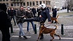 Számos tüntetés volt Európa-szerte a korlátozások eltörléséért 