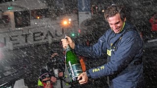 Charlie Dalin celebra regresso a Sables d'Olonne, França, depois de concluir a Vendée Globe