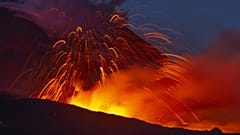 Éjszakai tűzijáték látványát nyújtja az Etna