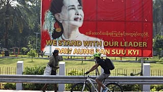 Un manifesto a Yangon con l'immagine di Aung San Suu Kyi 