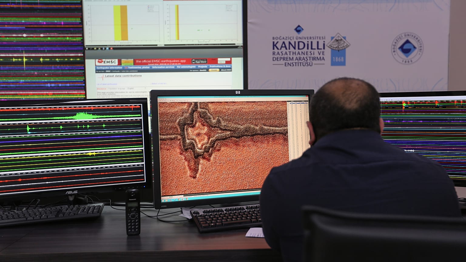 İzmir'de art arda iki deprem meydana geldi