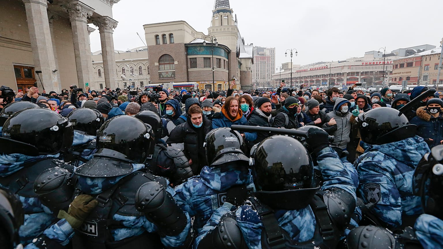 Menschen geraten während einer Demonstration gegen die Inhaftierung des Oppositionsführers Alexei Nawalny in Moskau, Russland, mit der Polizei aneinander, 31.01.2021
