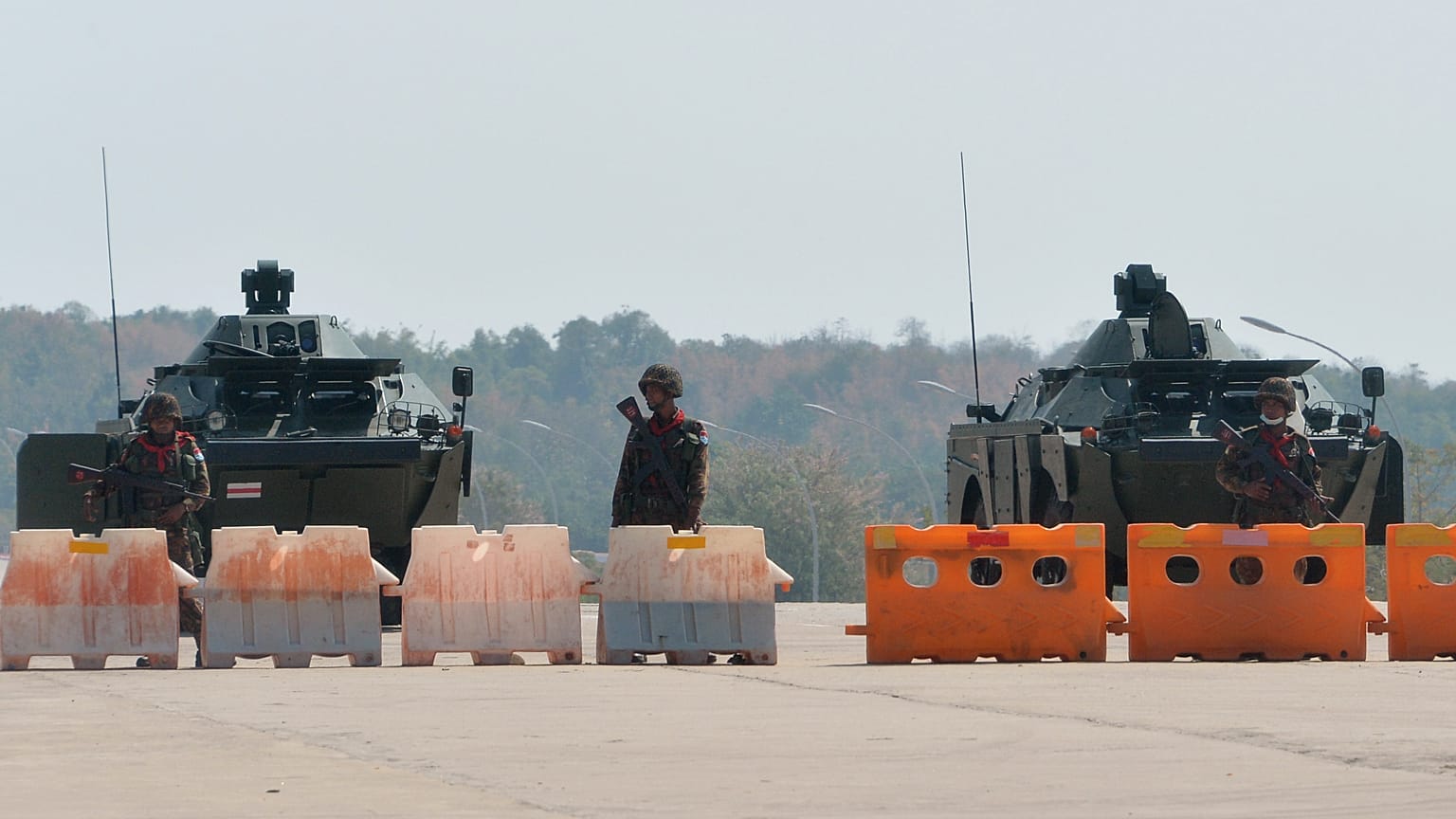 Myanmar'da darbenin ardından parlamentoya giden yollar kapatıldı