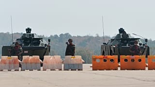 Myanmar'da darbenin ardından parlamentoya giden yollar kapatıldı