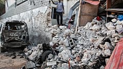 Les destructions après l'explosion d'une voiture piégée devant l'hôtel Afrik, dans le centre de Mogadiscio - capitale de la Somalie -, le 1er février 2021