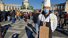 Vendéglátósok tüntettek a korlátozások ellen a Hősök terén