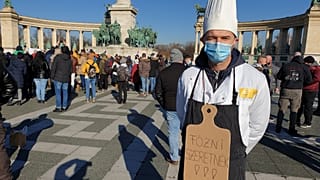 Vendéglátósok tüntettek a korlátozások ellen a Hősök terén
