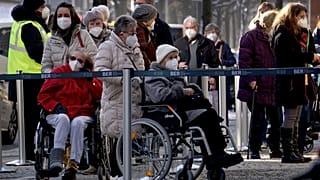 Schlange vor Impfzentrum in Berlin-Treptow