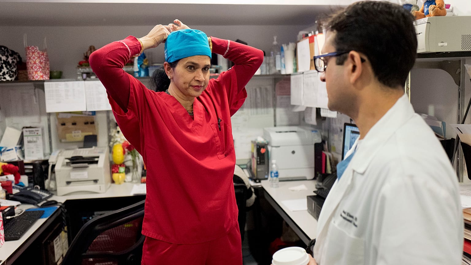 Sapkáját igazítja a New York-i Mount Sinai kórház egyik orvosa, Annapoorna Kini 2017. február 16-án