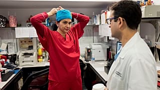 Sapkáját igazítja a New York-i Mount Sinai kórház egyik orvosa, Annapoorna Kini 2017. február 16-án