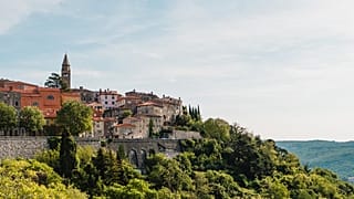A dombtetőn elterülő horvát város alig két kilométerre fekszik az Adriától.