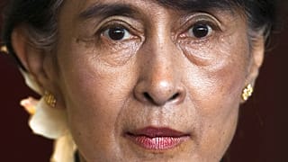 Archiv: Myanmars Aung San Suu Kyi informiert die Medien nach einem Treffen mit dem früheren norwegischen Ministerpräsidenten Jens Stoltenberg, 15.06.2012  