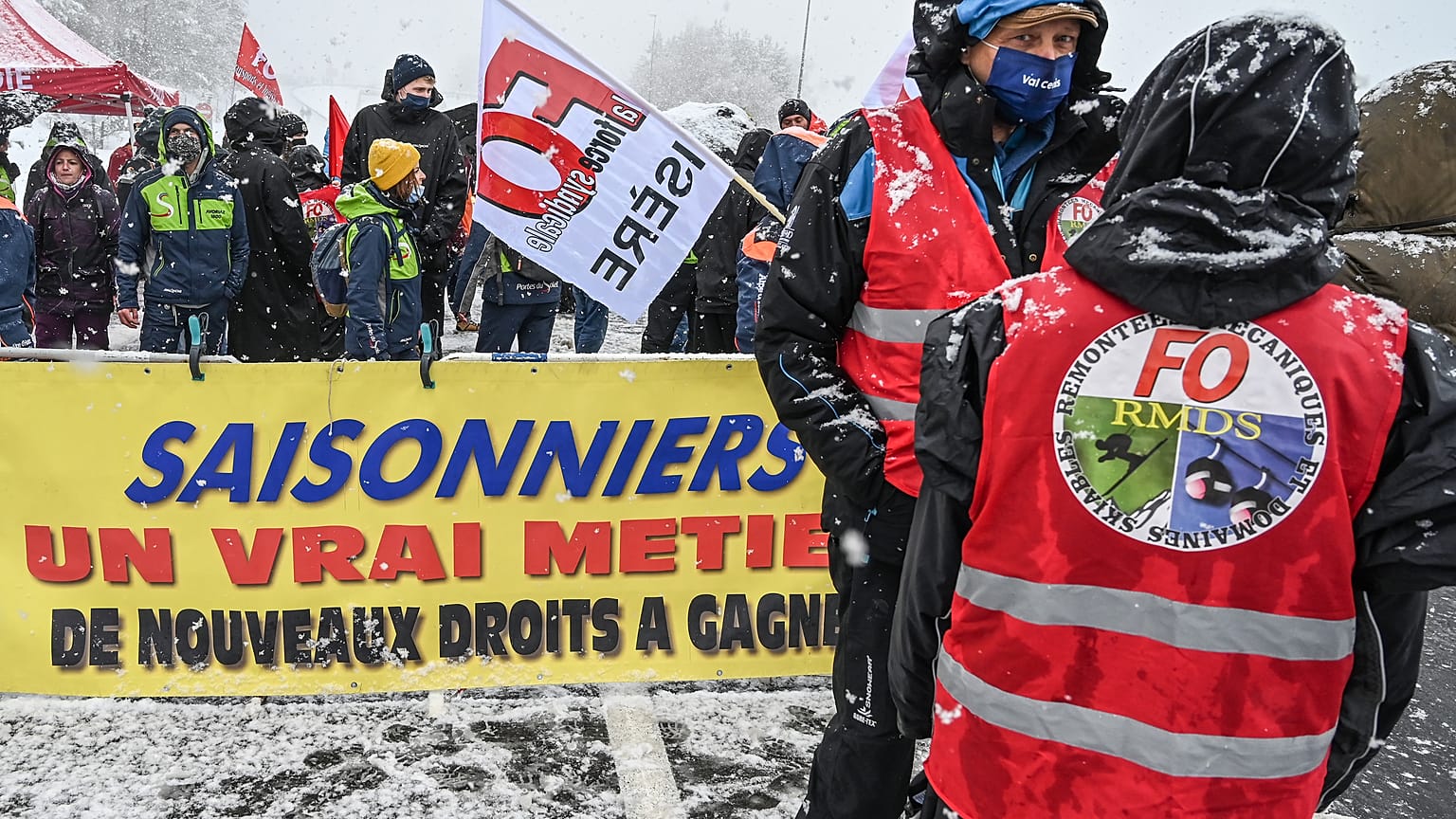 Un momento del blocco agli accessi del tunnel del Frejus, realizzato sul versante francese dai lavoratori stagionali della montagna