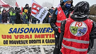 Un momento del blocco agli accessi del tunnel del Frejus, realizzato sul versante francese dai lavoratori stagionali della montagna