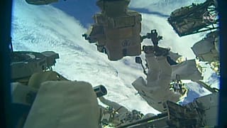 Die beiden Astronauten an der Außenhaut der ISS