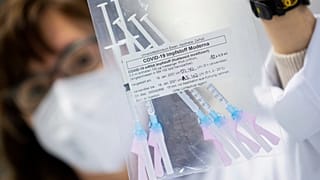 Пакет с пятью дозами вакцины Moderna