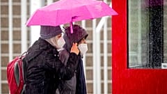 Frauen mit Masken in Frankfurt