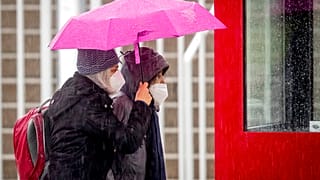 Frauen mit Masken in Frankfurt