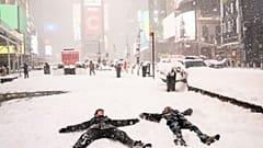 Menschen am Times Square testen den Schnee