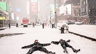 Menschen am Times Square testen den Schnee