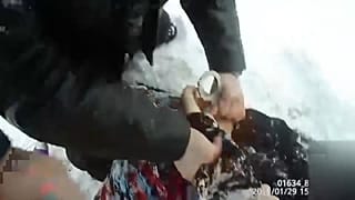 Momento en el que la niña es esposada por la Policía