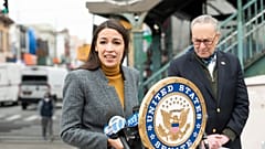 Alexandria Ocasio-Cortez en una rueda de prensa en Nueva York, 14 de Abril de 2020