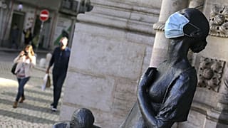 İtalya Hekimlere Federasyonu Başkan Yardımcısı Pier Luigi Bartoletti, cerrahi maskelerin koronavirüsün İngiliz varyantına karşı etkisiz kaldığını iddia etti.