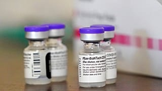 Φιαλίδια του εμβολίου της Pfizer-BioNTech 