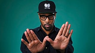 Rap grubu Wu Tang Clan üyesi RZA logolu şapkasıyla kameralara poz verirken.