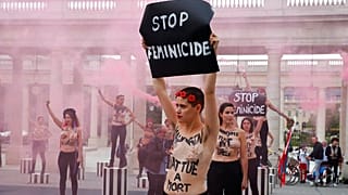 Kadın hakları sivil toplum örgütü Femen grubu 2019 Mayıs'ında Paris'te Kraliyet Sarayı önünde ülkedeki kadın cinayetlerini protesto etmişti.