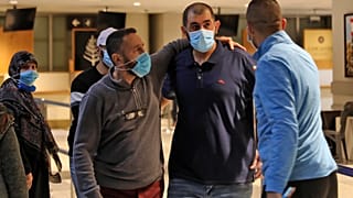 لبنانيون مفرج عنهم من السجون الإماراتية ساعة وصولهم إلى مطار بيروت الدولي