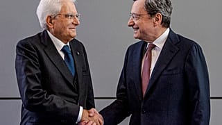 الرئيس سيرجيو ماتاريلا يصافح الرئيس السابق للمصرف المركزي الأوروبي ماريو دراغي في فرانكفورت/ ألمانيا