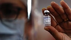 لقاح سبوتنيك في الروسي