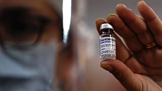 Una enfermera muestra un vial de la vacuna rusa Sputnik V