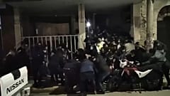Imagen de la gente amontonada en la calle durante la estampida en la discoteca 