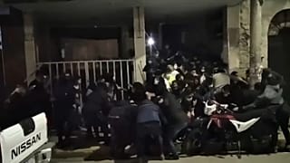 Imagen de la gente amontonada en la calle durante la estampida en la discoteca