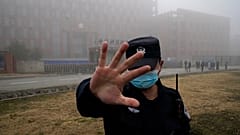 Un agente de seguridad se interpone ante los periodistas delante del Instituto de Virología de Wuhan, China