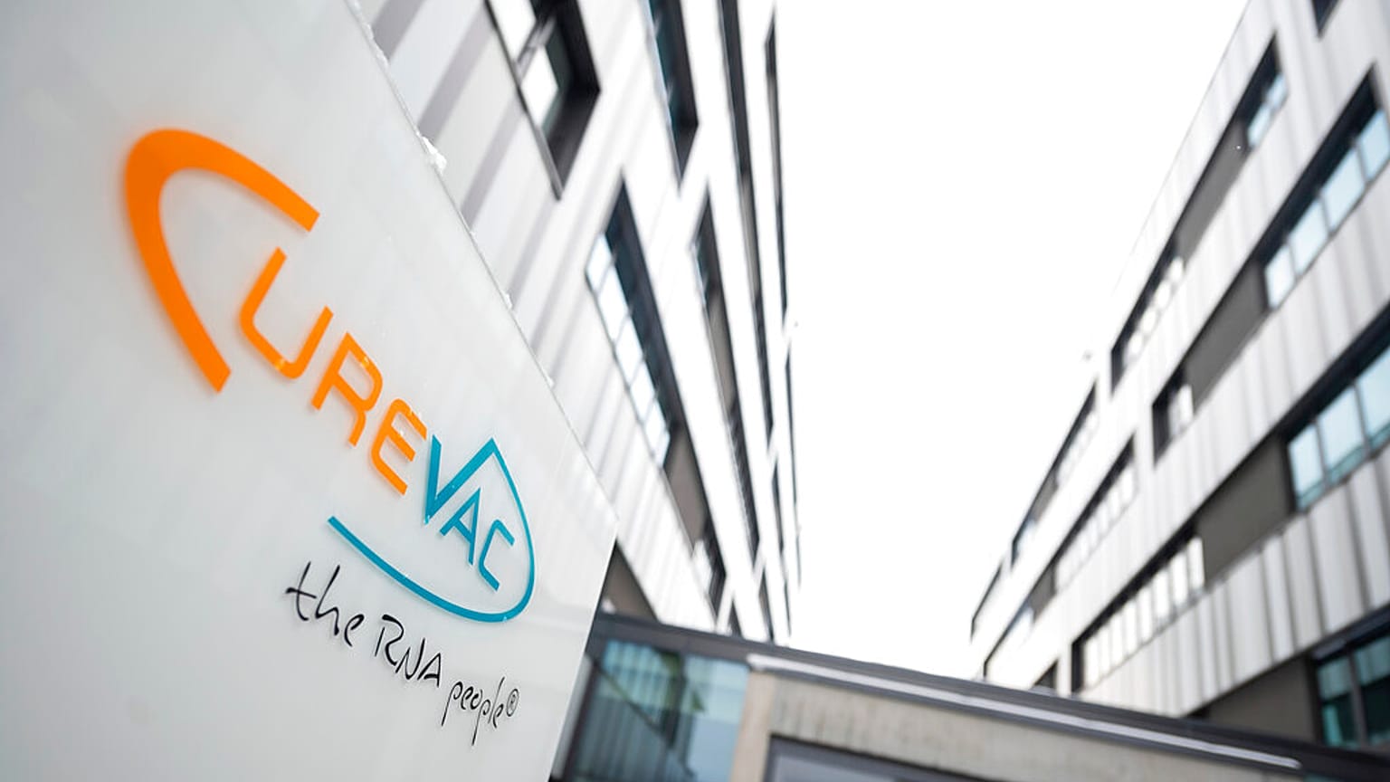 Das Logo des Biotech-Unternehmens CureVac am Firmensitz in Tübingen, 07.01.2021