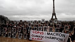 Des militants écologistes réclament des actions au président français Emmanuel Macron, à Paris, le 8 décembre 2019