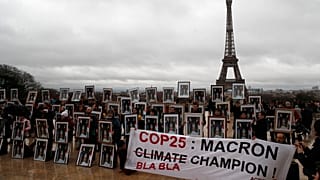 Des militants écologistes réclament des actions au président français Emmanuel Macron, à Paris, le 8 décembre 2019
