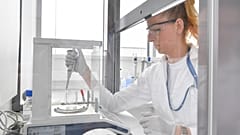 Laboratóriumi munkatárs a Richter Gedeon Nyrt. debreceni molekuláris biológiai laboratóriumában - az új gyógyszer is itt készül