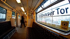 Metrókocsi a berlini Kottbusser Tor álomáson 2021. február 3-án