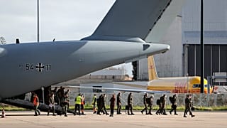 Miembros del ejército alemán desembarcan de un avión de las fuerzas aéreas alemanas tras aterrizar en el aeropuerto de Lisboa, el 3 de febrero de 2021.