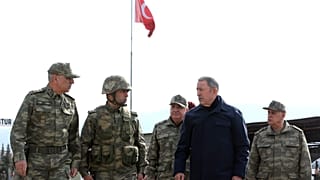 وزیر دفاع ترکیه در جمع فرماندهان ارتش در شمال سوریه