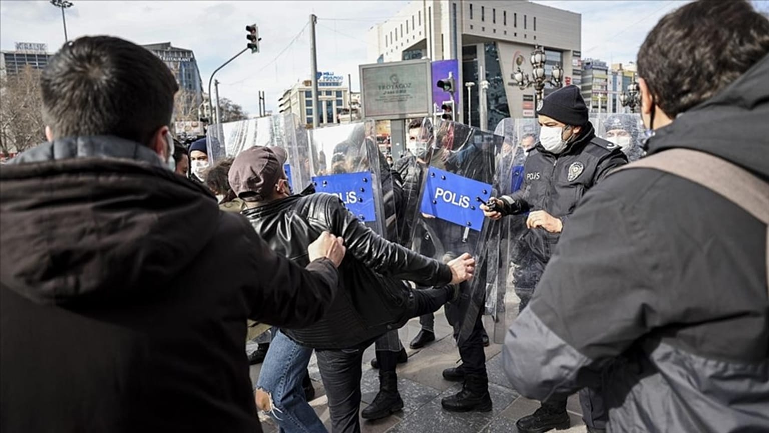 Son 48 saat içerisinde İstanbul ve Ankara'da Boğaziçi protestolarında çoğunluğu öğrenci 250'yi aşkın kişi gözaltına alındı.